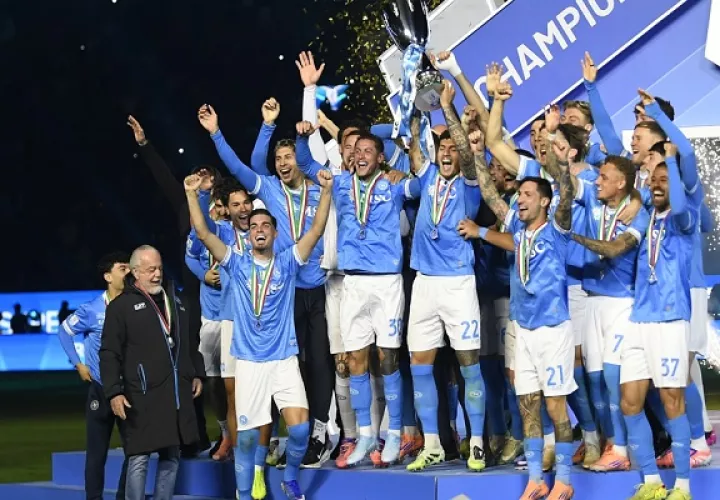 Jugadores del Nápoles festejan el título. Foto: EFE