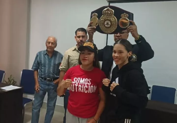 La campeona mundial panameña  Nataly Delgado (der.) y la mexicana  Arlenn 'La Torita' Sánchez.. Melquíades Vásquez