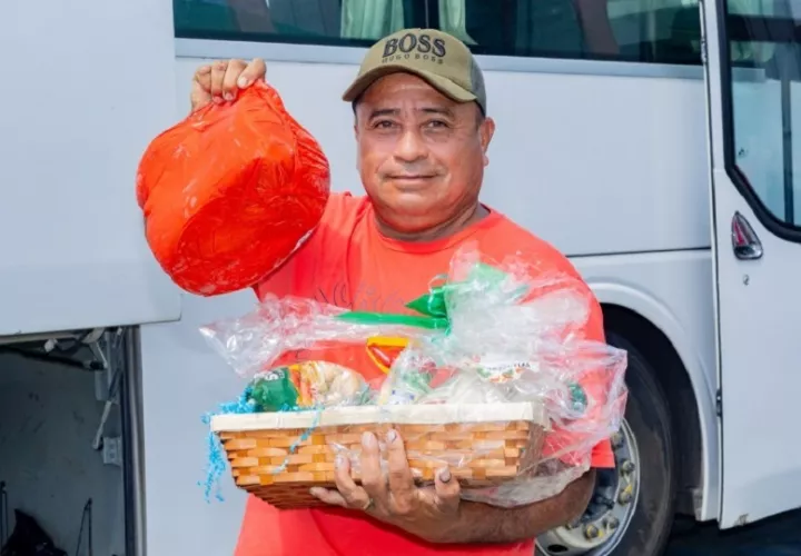 Excolaboradores de la mina felices con sus canastas navideñas.  Cortesía