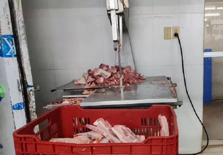 El seguimiento a ambas carnicerías se mantiene pese a que, en las últimas revisiones, los propietarios han aportado facturas de compra que indican el origen del producto. Foto. Eric Montenegro