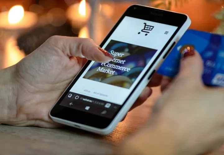 El celular facilita esta adopción tecnológica. 