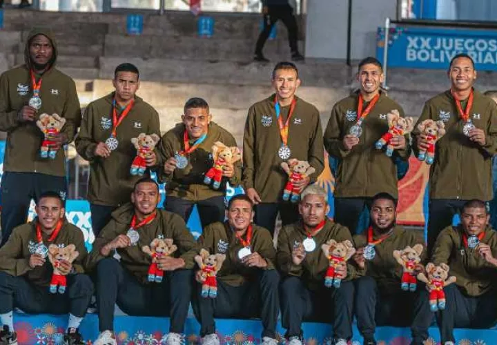 Jugadores del equipo de Panamá Futsal con su medalla de plata. Foto: COP