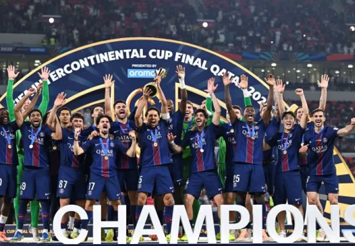 Los jugadores del PSG, festejan con la Copa Intercontinental. Foto: EFE