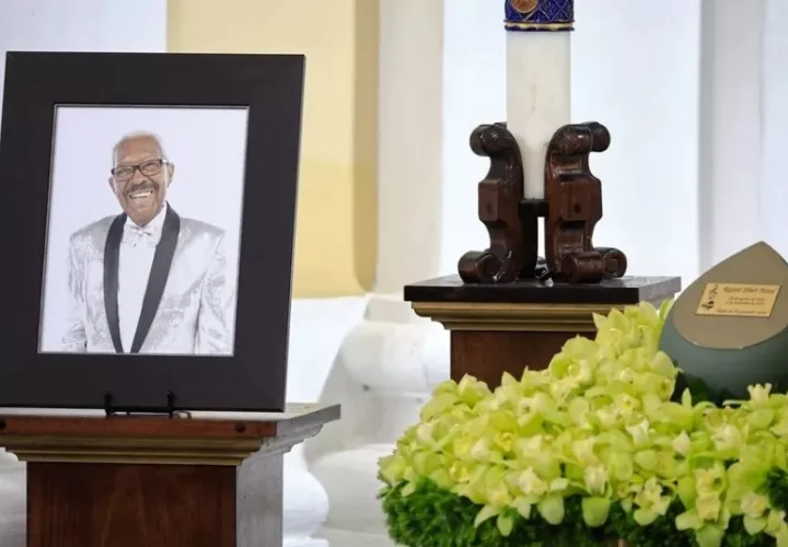 Retrato de Rafael Ithier durante su misa de despedida, en la Catedral de San Juan (Puerto Rico). Foto: EFE / Thais Llorca