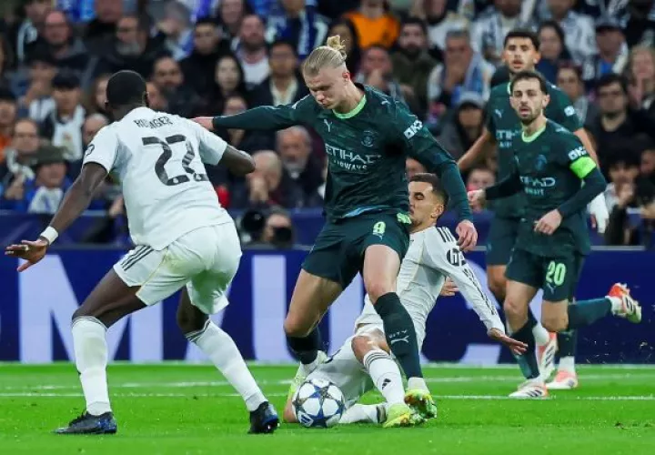 El defensa del Real Madrid, Antonio Rüdiger (22) acecha al delantero Erling Haaland (cent.) del Manchester City. Foto: EFE