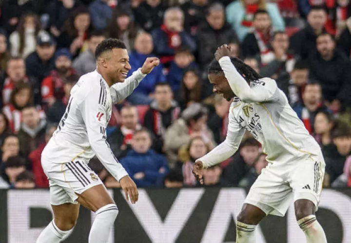El delantero francés del Real Madrid Kylian Mbappé (izda) celebra con Eduardo Camavinga el 0-3 conseguido durante el partido de la jornada 19 de LaLiga EA Sports entre el Athletic Club. Foto: EFE