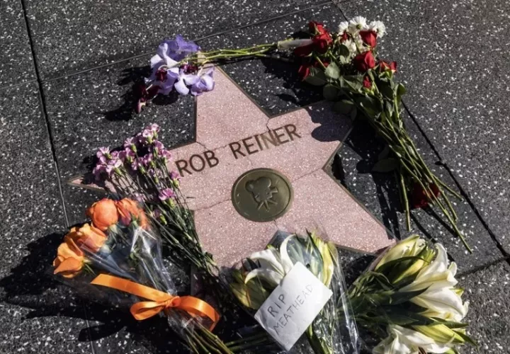 Rob Reiner en el Paseo de la Fama de Hollywood con flores y una corona. Foto: EFE / EPA / Ted Soqui