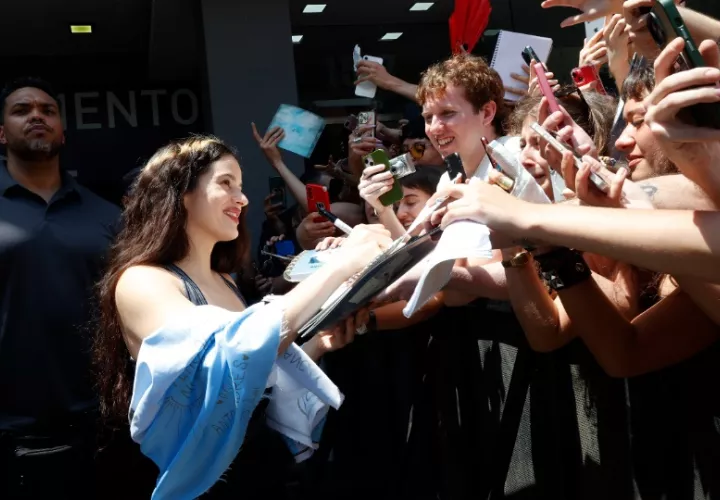 Rosalía firma autógrafos afuera de un estudio en Buenos Aires (Argentina.) Foto: EFE / STR