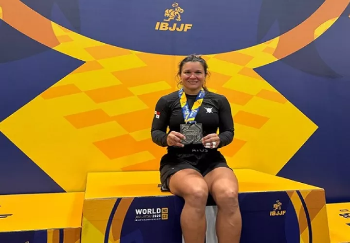 Jennisín Rosanía con la medalla de plata en el Mundial de Jiu Jitsu. Foto: Cortesía 