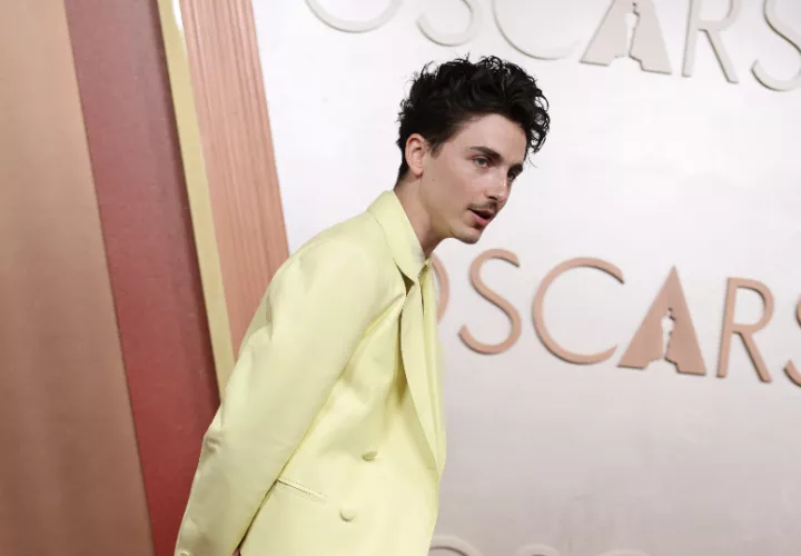 Timothee Chalamet  en la alfombra roja de los premios Óscar. Foto: EFE / EPA / David Swanson