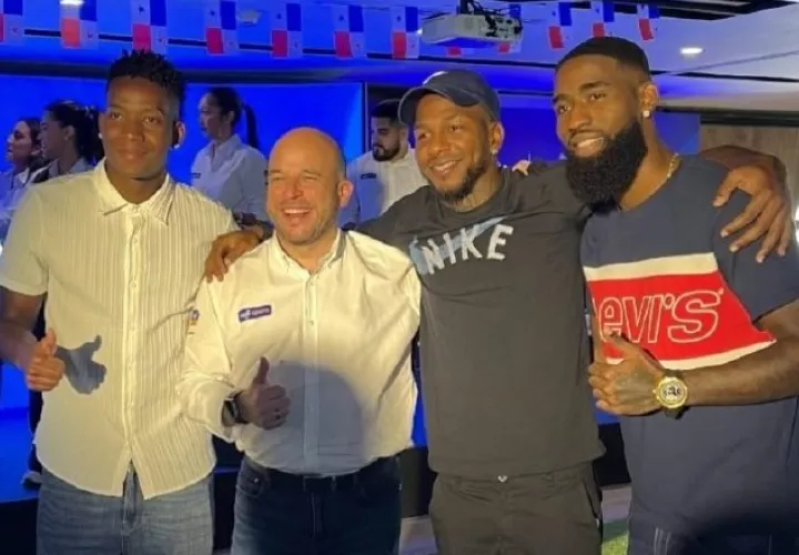 Tomás Rodríguez (izq.), Juan José De Dios (Tigo) y los jugadores Omar Brown y Everardo Rose