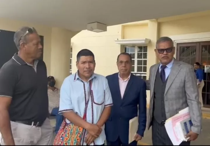 Toribio García junto a sus abogados. Foto: Cortesía