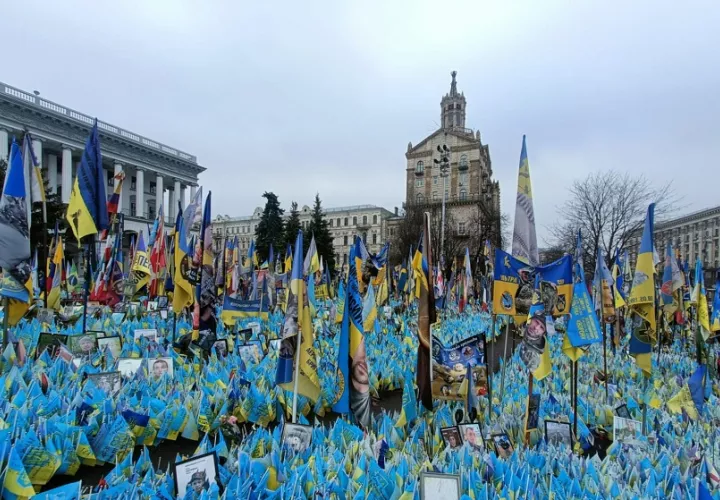 Banderas ucranianas y de otros países en apoyo están izadas en la plaza. Foto: Cortesía LP