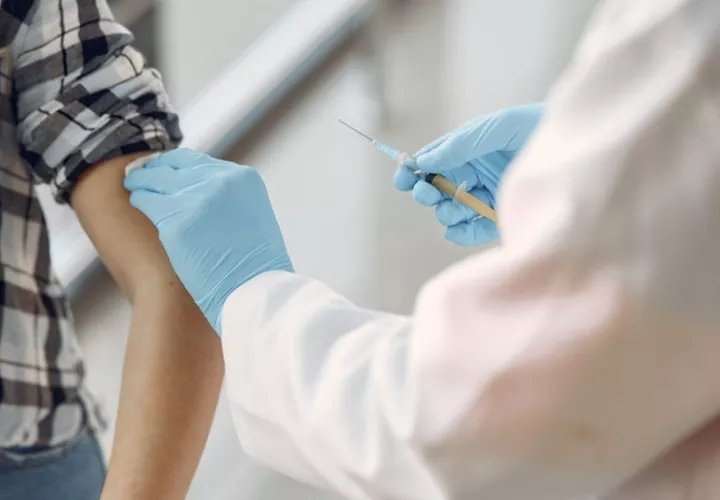 La vacunación, tanto en varones como mujeres, es clave para batallar contra el VPH. Foto: Pexels