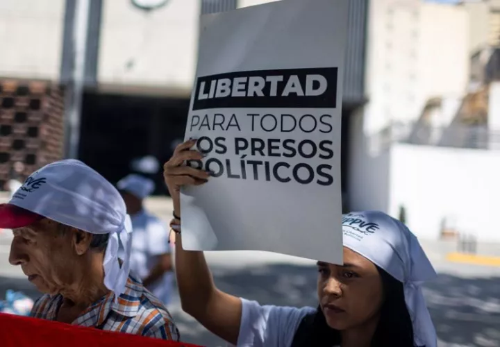 Una persona sostiene un cartel durante una manifestación para exigir la liberación de los presos políticos en Venezuela. Foto: EFE