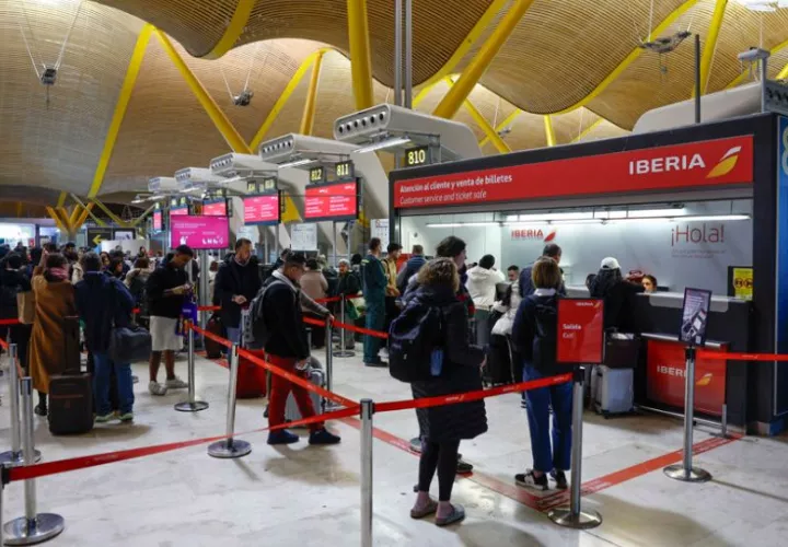 Las aerolíneas españolas siguen pendientes de si se prorroga el aviso de la Agencia de Seguridad Aérea (AESA). Foto: EFE