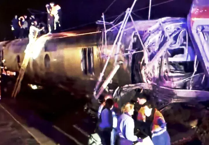 Una veintena de muertos ha dejado este accidente ferroviario. Foto: EFE