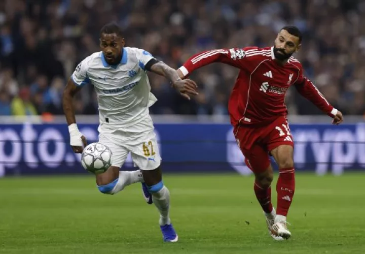 El panameño Michael Amir Murillo, del Marsella, disputa un balón contra Mohamed Salah, del Liverpool FC. Foto:EFE  