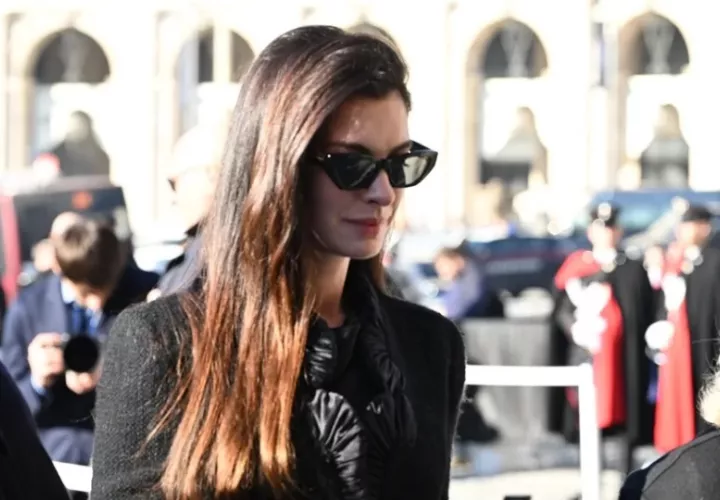 La actriz Anne Hataway, en el funeral de Valentino en Roma. Foto: EFE / EPA / Maurizio Brambatti