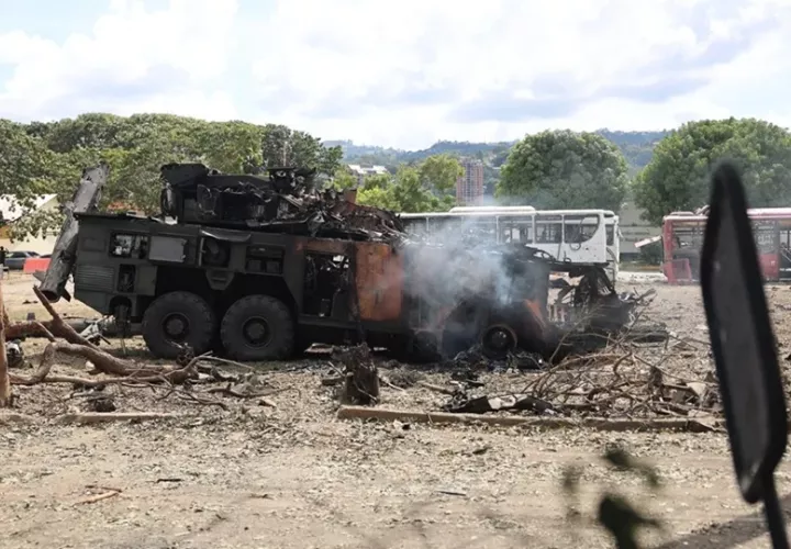 Vehículo militar incinerado luego de ser impactado en la Base Aérea Generalísimo Francisco de Miranda. Foto: EFE