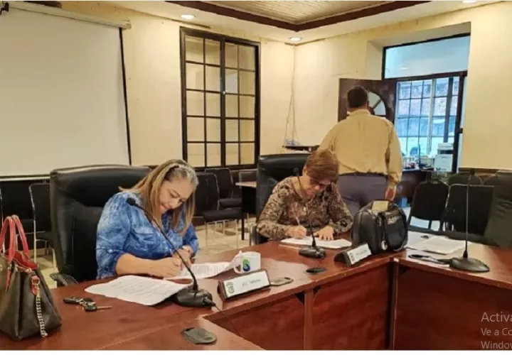 Luzdenia Oliver, presidenta del concejo, explicó que en la reunión se aclaró que, aun cuando se escuchó el planteamiento de la alcaldesa Peñalba, la exoneración de impuestos es potestad de los ediles. Foto. Eric Montenegro