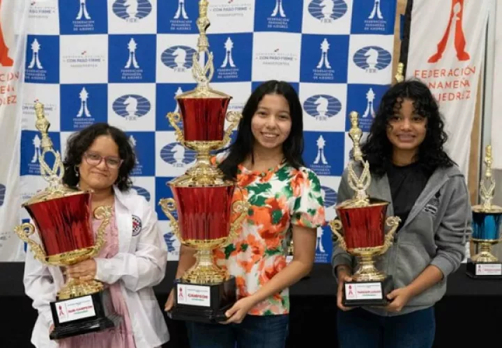 Ashley Castillo (cent.) se corona en la rama femenina en el ajedrez panameño. Foto: Cortesía