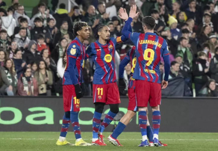 Los jugadores del Barcelona celebran el segundo gol del equipo en el partido de octavos de final de Copa del Rey ante Racing de Santander. Foto:: EFE