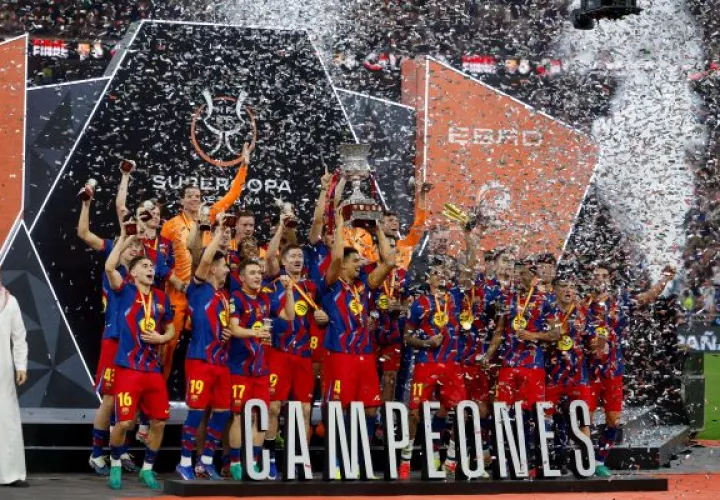 Jugadores del Barcelona festejan ganar la Supercopa de España. Foto: EFE