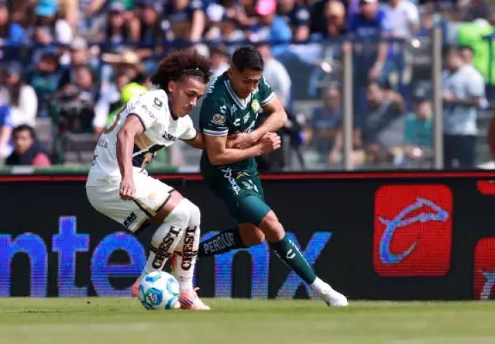 Adalberto Carrasquilla (izq.) de Pumas disputa un balón con Juan Domínguez (der.) del León. Foto: EFE 
