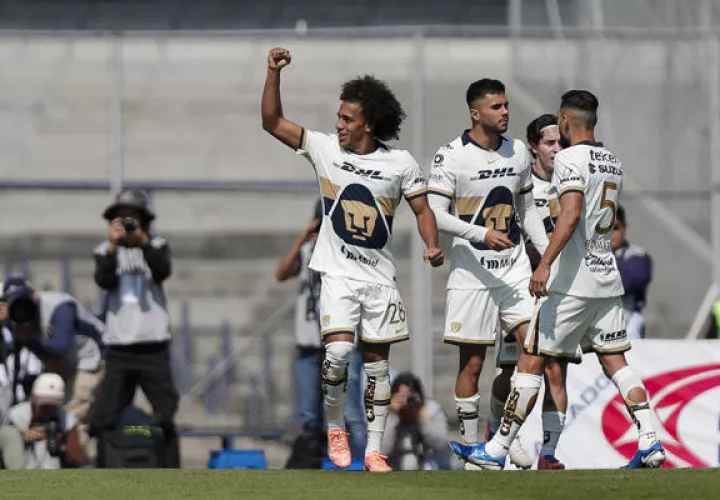 El panameño Adalberto 'Coco' Carrasquilla, de los Pumas, levanta la mano y festeja su gol ante Querétaro. Foto: EFE