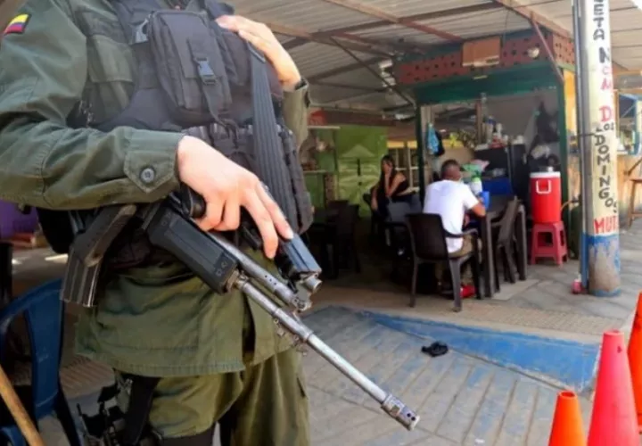 Un policía vigilando en una calle en el municipio de Tibú (Colombia), en la región del Catatumbo. Foto: EFE