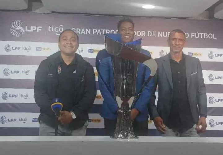 César Aguilar, técnico del Sporting (izq.); Castañeda, del Plaza Amador; Jhon Caguas, del Uniiversitario. Foto: Jaime Chávez