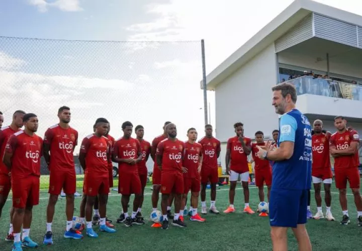 Thomas Christiansen, conversa con los jugadores en los entrenamientos. Foto: FPF