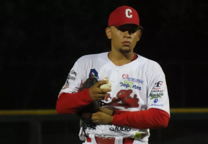 Dereck Gómez, lanzador de Coclé. Foto: Fedebeis