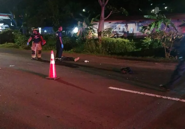 La Policía de Tránsito procedió a cerrar el área del accidente para que el Ministerio Público realizara el levantamiento del cuerpo. Foto. Diómedes Sánchez