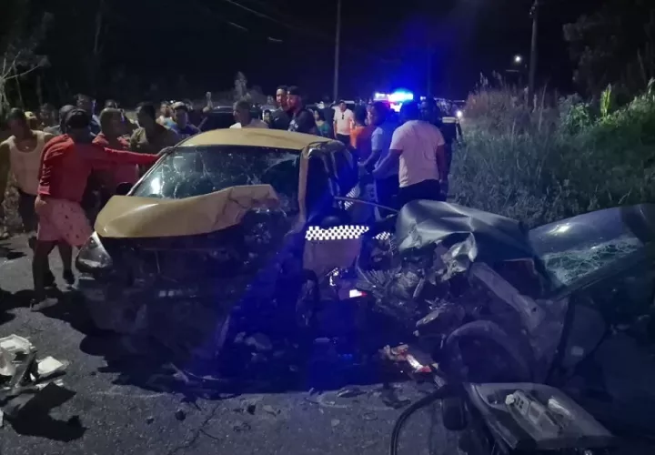 Del impacto, el vehículo particular quedó fuera de la vía, mientras que el taxi sufrió daños mayores.