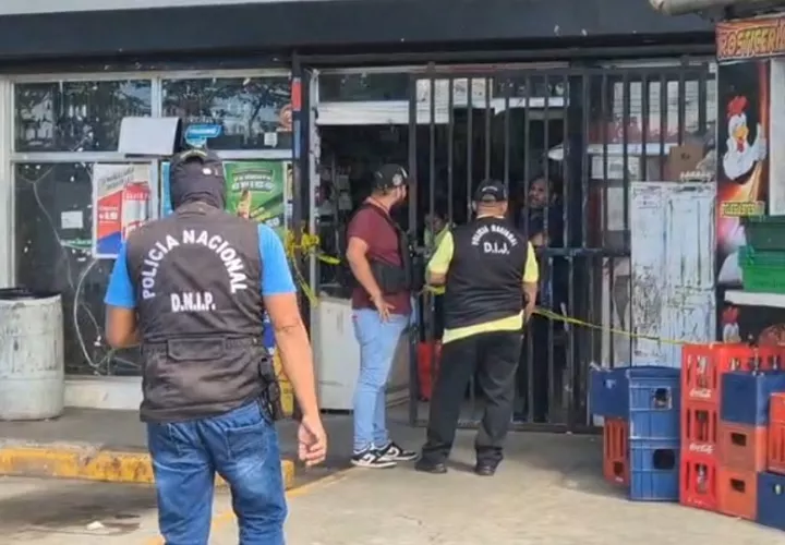 Al lugar llegaron agentes de la Policía Nacional para iniciar la investigación de este intento de robo por parte de estos delincuentes que pretendían llevarse las ganancias del negocio. Foto. Diómedes Sánchez