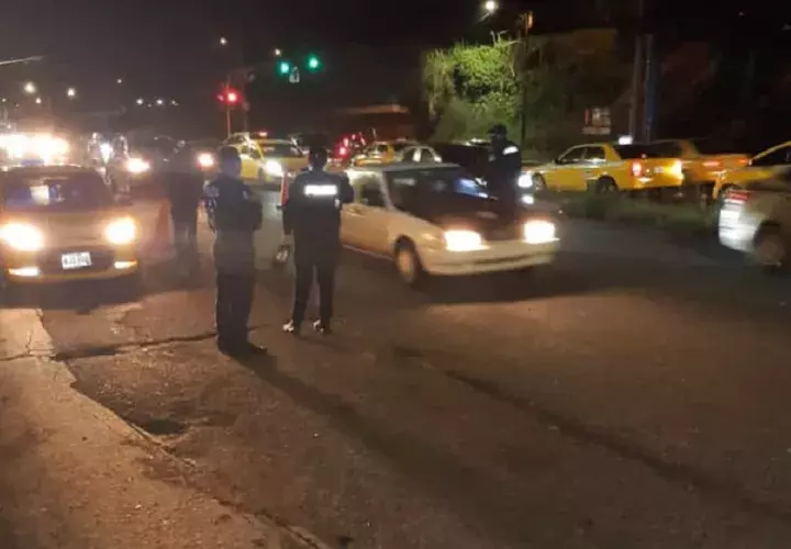 Tras cometer el robo, los delincuentes huyeron por la parte trasera de la empresa. 