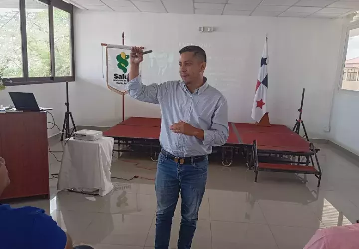 Unos 50 funcionarios recibieron un seminario sobre salud mental en Colón. Foto. Cortesía
