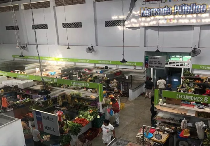 Compran los alimentos para propiciar la prosperidad en sus hogares. Foto. Diómedes Sánxhez