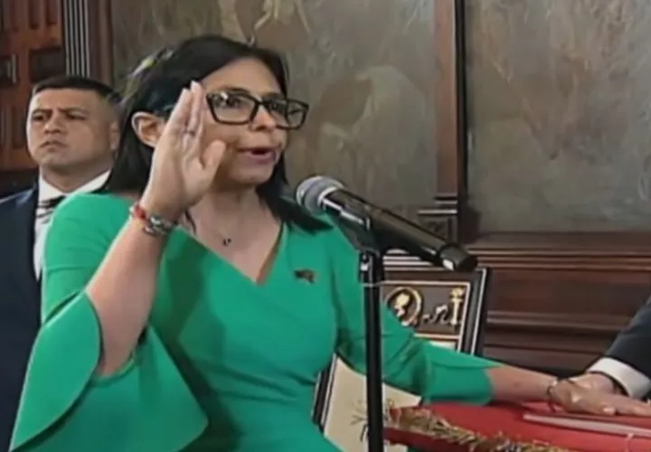 La vicepresidenta ejecutiva de Venezuela, Delcy Rodríguez, jurando como mandataria encargada del país. Foto: EFE