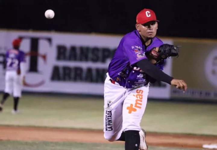 Dereck Gómez, lanzador de Coclé. Foto: Fedebeis