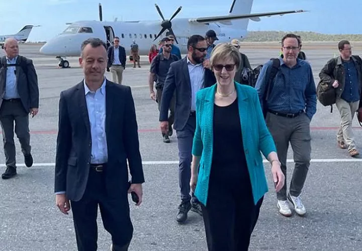 Embajadora Laura Dogu (c) a su llegada este 31 de enero de 2026, al aeropuerto Internacional Simón Bolívar en Maiquetía a 27 km de Caracas (Venezuela). EFE
