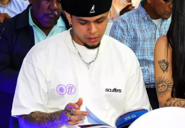 'El Tachi' en el lanzamiento del libro. Foto: Cortesía