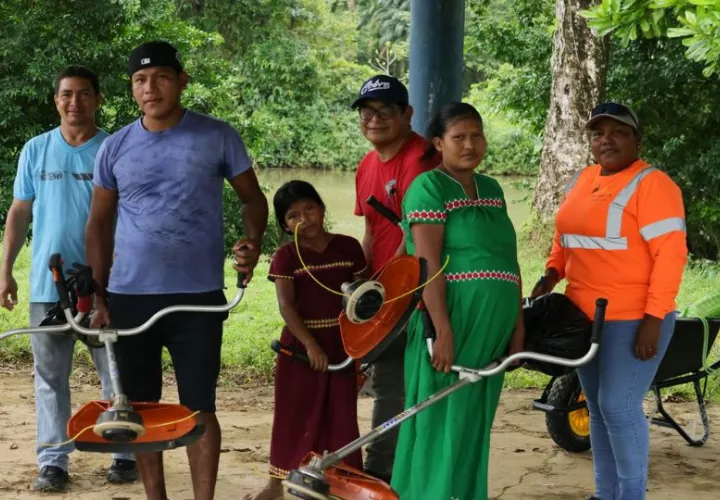 Beneficiados con las donaciones comunitarias. Foto: Cortesía