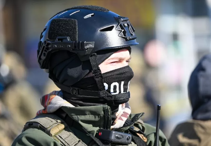 Un oficial federal hace guardia durante los enfrentamientos después de que ICE. Foto: EFE
