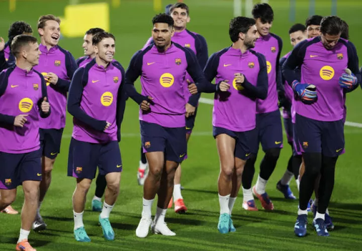 Jugadores del Barcelona en los entrenamientos con miras al juego ante Espanyol. Foto: EFE