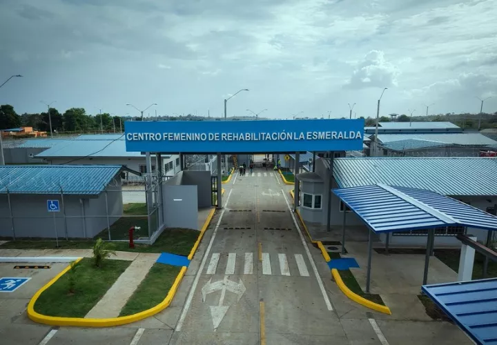  Entrada principal de la nueva cárcel de mujeres, llamada La Esmeralda, inaugurada el pasado 15 de enero, la cual se ubica en Las Garzas. Foto: Cortesía