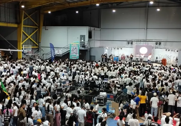 El Encuentro Nacional de Renovación Juvenil culminó el domingo con una caminata en la que participaron miles de jóvenes, seguida de la misa de clausura celebrada en el gimnasio del Colegio José Daniel Crespó de Chitré, infraestructura que fue inaugurada para esta actividad. Foto. Thays Domínguez