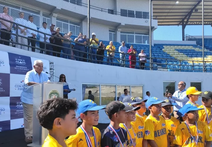 El presidente le prometió a lospequeños peloteros que este estadio se recuperará en su beneficio. Foto. Thays Domínguez